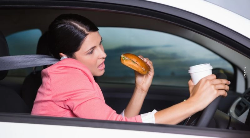 ¿Puede un colombiano recibir una multa por comer mientras conduce?