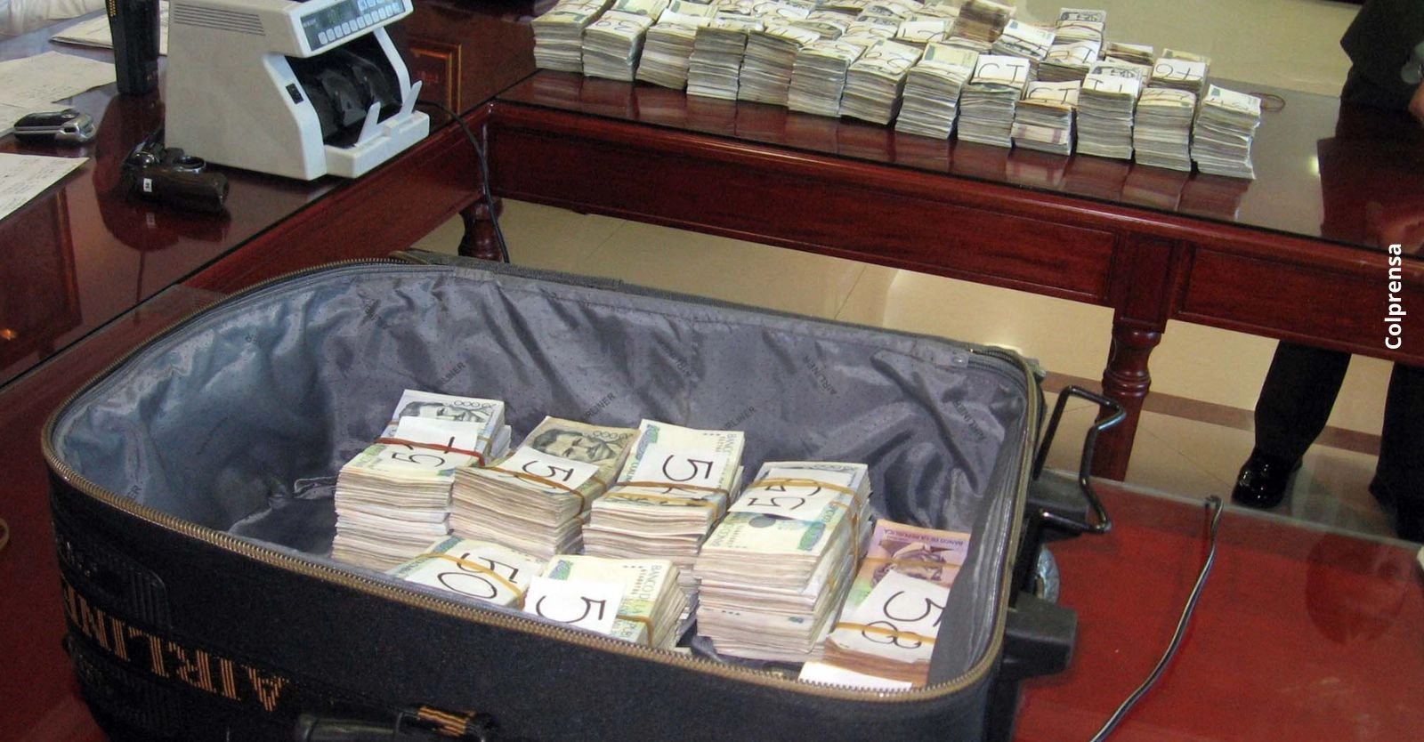 ¿Cuál es el monto máximo de dinero en efectivo que se puede llevar en Colombia para 2026?