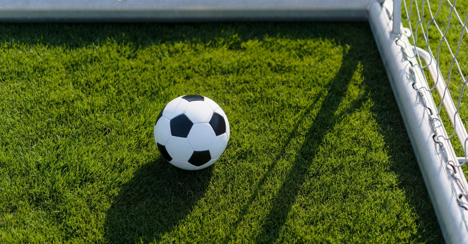 Niños entrenan fútbol en Ibagué pese a falta de agua y luz en polideportivo.