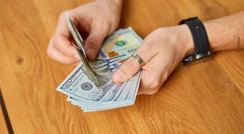 ¿Cuál es el monto máximo de dinero en efectivo que se puede llevar en Colombia para 2026?