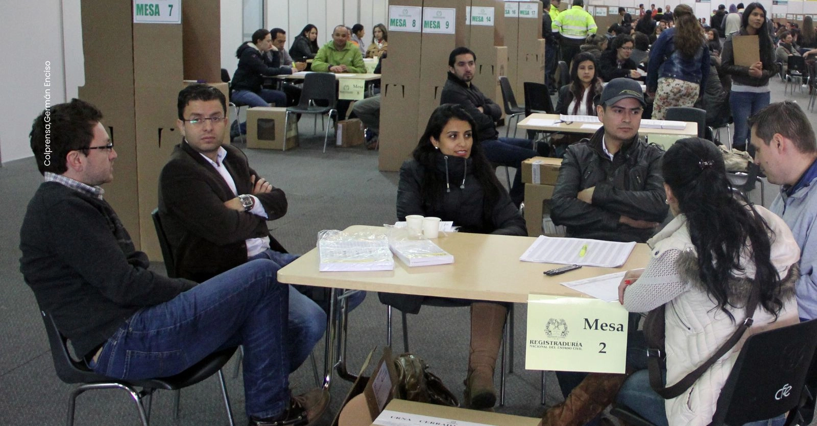 Elecciones 2026 jurados de votación: ciudadanos participando como jurados durante jornada electoral en Colombia