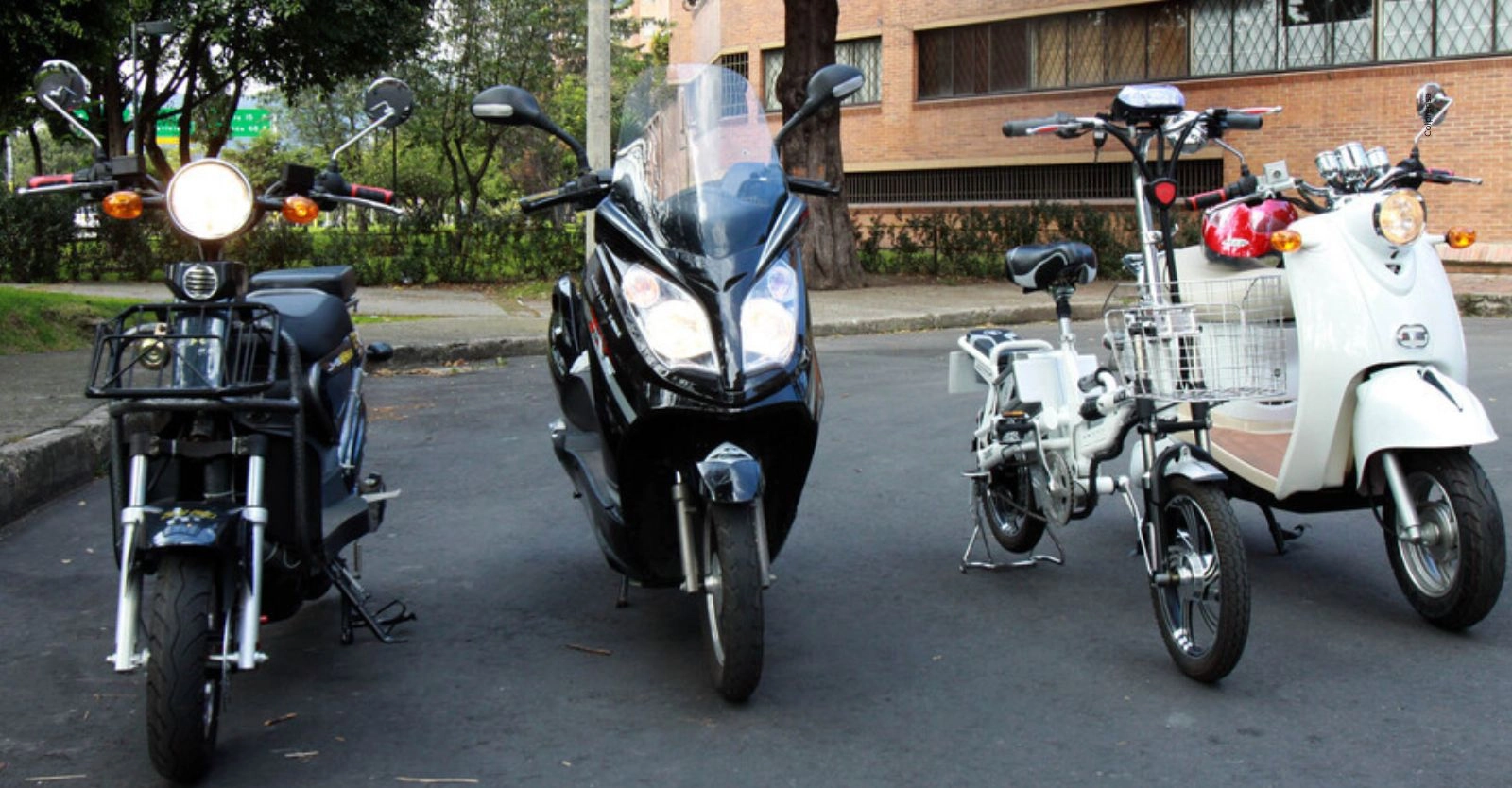 Motos eléctricas en 2026: estos son los precios oficiales del SOAT y la tecnomecánica.