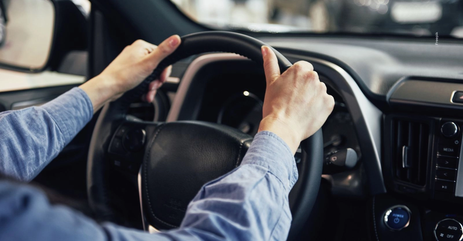 Multas de tránsito 2026: esto pagarías por conducir en contravía.